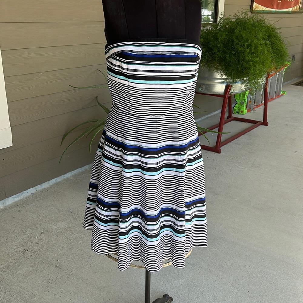 Beautiful strapless flowing side zip dress